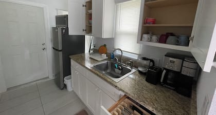 Charming cottage for 2 across warm mineral springs park