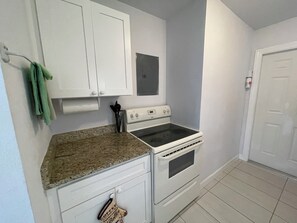 Frigorífico, microondas, placa de cocina y cafetera o tetera