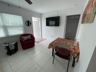 Charming cottage for 2 across warm mineral springs park