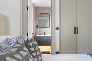 1 bedroom, iron/ironing board, travel cot, WiFi - Modern Flat for 4 ppl / 1min to Russel Square Tube (London)