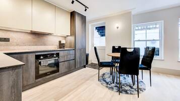 Fridge, oven, stovetop, dishwasher