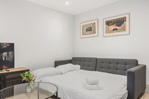 2 bedrooms, iron/ironing board, WiFi - Modern 2Bed 1 Bath 7ppl/ 1 min Russel Square Tube (London)