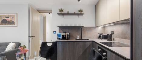 Refrigerador, horno, placa de cocina, lavavajillas