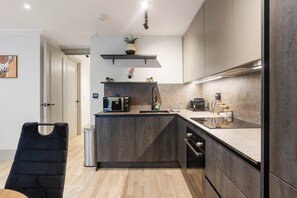 ثلاجة، فرن، موقد طهي مسطح، غسالة أطباق