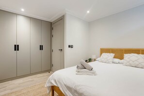 2 bedrooms, iron/ironing board, WiFi