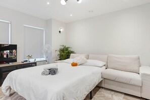 2 عدّة غرف نوم ومكواة/لوح كي وسرير سفر وواي فاي