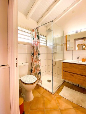タオル、石鹸、トイレットペーパー