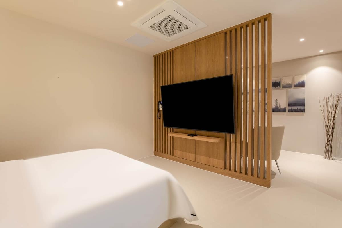 Suite, balcone | 1 camera, insonorizzazione, Wi-Fi gratuito