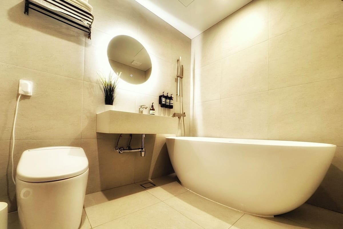 Camera Premier | Bagno | Vasca e doccia separate, set di cortesia gratuito, asciugacapelli