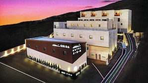Un hotel llamado Grida con un diseño moderno, que cuenta con varios pisos y techo plano.