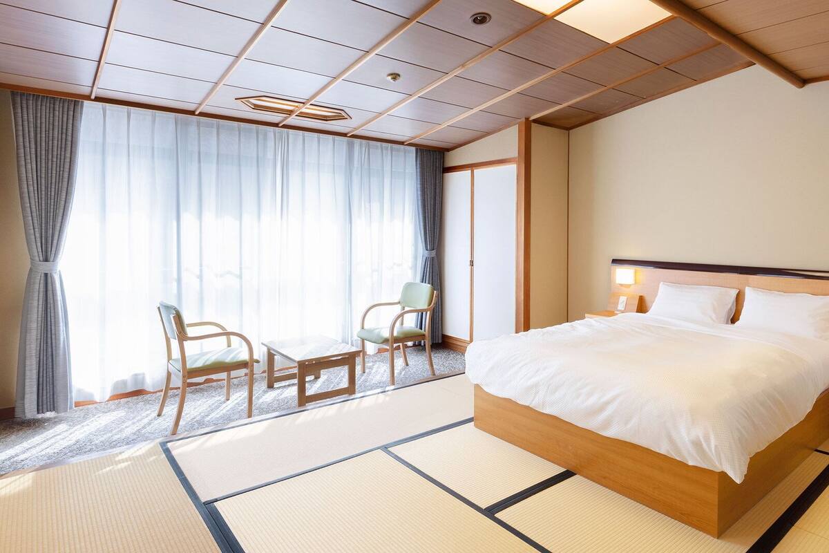 In-room safe, WiFi (free), bed sheets