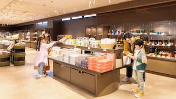 Un magasin de détail dont les étagères sont remplies de divers produits, notamment des boîtes et des bouteilles.