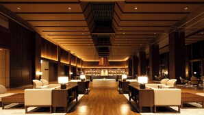 A spacious lobby with a central seating area, a large bookshelf, and a modern ceiling design. - Ooedo Onsen Monogatari Premium Sendai Sakunami (Sendai)