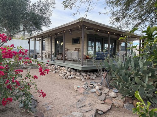 Desert Oasis-Hot Tub-Romantic Getaway-Writer's/Artist's studio-7 min from JTNP