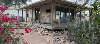 Desert Oasis-Hot Tub-Romantic Getaway-Writer's/Artist's studio-7 min from JTNP