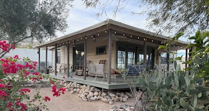 Desert Oasis-Hot Tub-Romantic Getaway-Writer's/Artist's studio-7 min from JTNP
