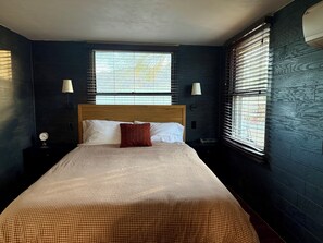1 bedroom, desk, WiFi, bed sheets