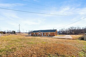 Exterior - Cozy Place - Clean  - Workspace with Wifi  (Boiling Springs)