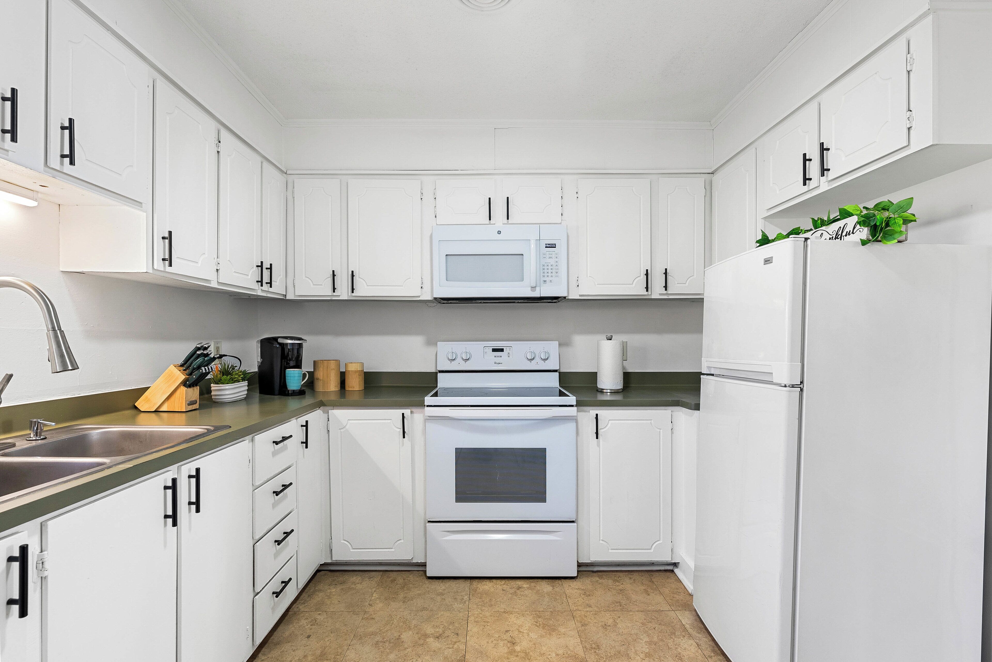 Mikrowelle, Ofen, Herdplatte, Wasserkocher mit Kaffee-/Teezubehör