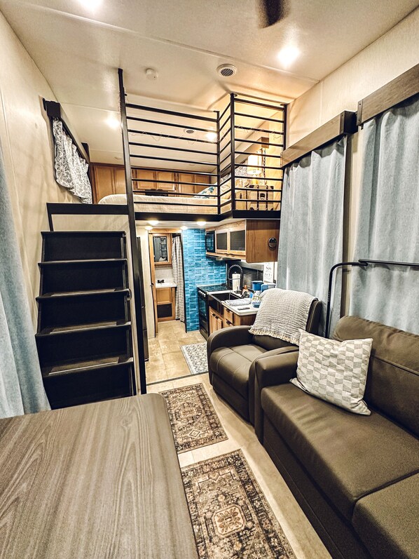 Una Smart TV, una chimenea