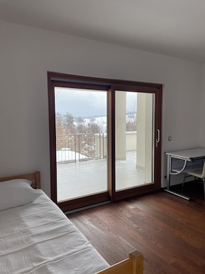 7 bedrooms, desk, free WiFi, bed sheets