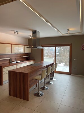 Kjøleskap, mikrobølgeovn, ovn og kokeplater