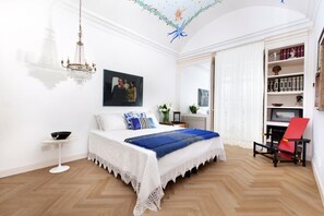 2 slaapkamers, een bureau, een strijkplank/strijkijzer, reisbedje