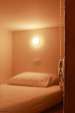 Skrivebord, skrivebord for bærbar PC og wi-fi (inkludert)