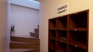 Basic Shared Dormitory, Multiple Beds, Non Smoking | Living area - Shanti Hostel  (Chiang Mai)