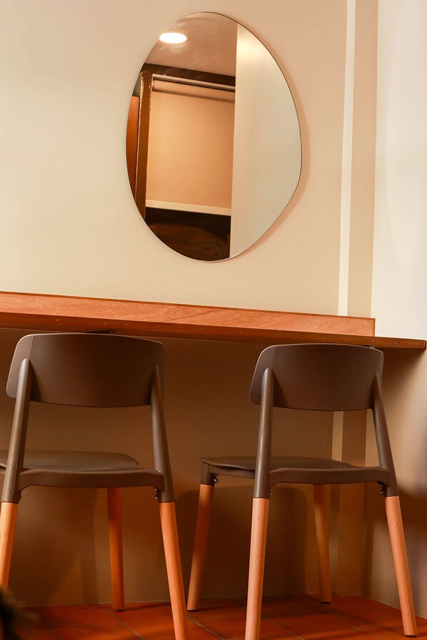 Skrivebord, skrivebord for bærbar PC og wi-fi (inkludert)