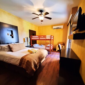 4 bedrooms, desk, free WiFi, bed sheets - La Reunión is Guatemala's most exclusive resort. La Casa del Volcán (Alotenango)