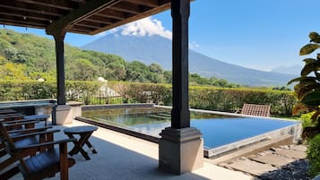 Lämmitetty uima-allas