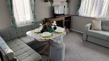 Televisión y chimenea