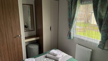 3 habitaciones, tabla de planchar con plancha, wifi y ropa de cama