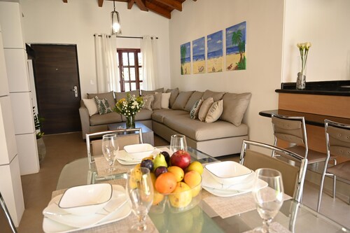 Colonial Villa in Nueva Esparta WiFi, AC, hot tub, parking, mountain view, 2 Bed