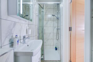 Dusche, Haartrockner, Handtücher