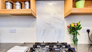 A kitchen with a gas stove, a drying rack, and a potted plant. - Cozy twin bed Studio- North London- free parking (London)
