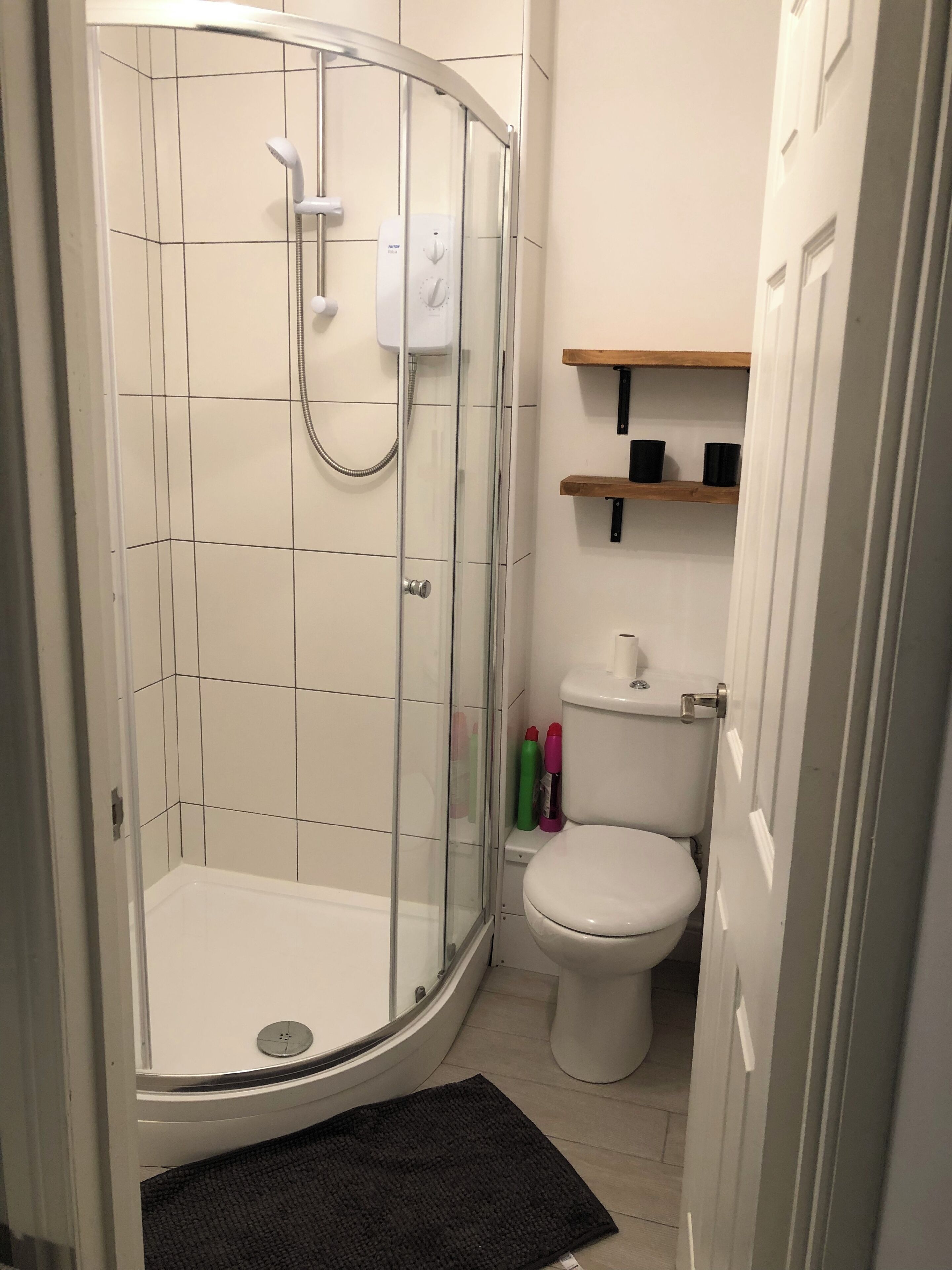 Douche, sèche-cheveux, serviettes fournies