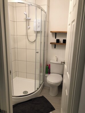 Douche, sèche-cheveux, serviettes fournies