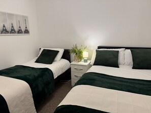 3 bedrooms, WiFi, bed sheets - 4-Bed Central London Home - Sleeps 8 (London)