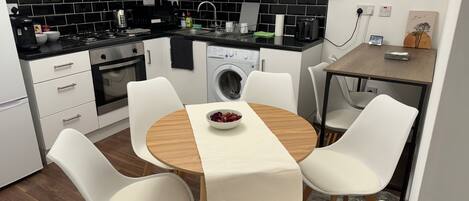 Réfrigérateur, micro-ondes, four, plaque de cuisson