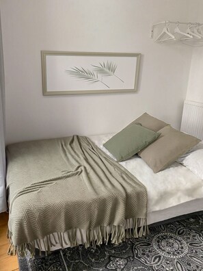 1 habitación, tabla de planchar con plancha, wifi y ropa de cama