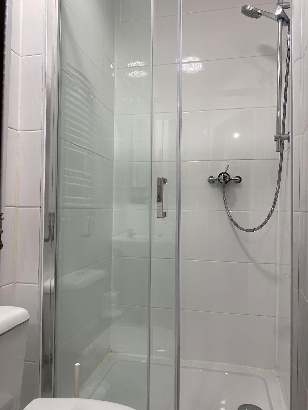 Een douche, een haardroger, handdoeken