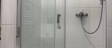 Een douche, een haardroger, handdoeken