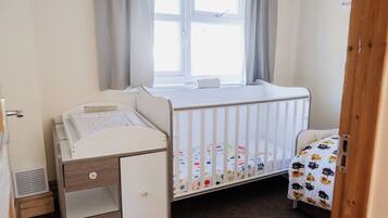 6 bedrooms, iron/ironing board, WiFi, bed sheets