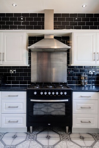 Dudley 6-Bed House, Sleeps 13 - Fams & Contractors