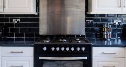 Dudley 6-Bed House, Sleeps 13 - Fams & Contractors