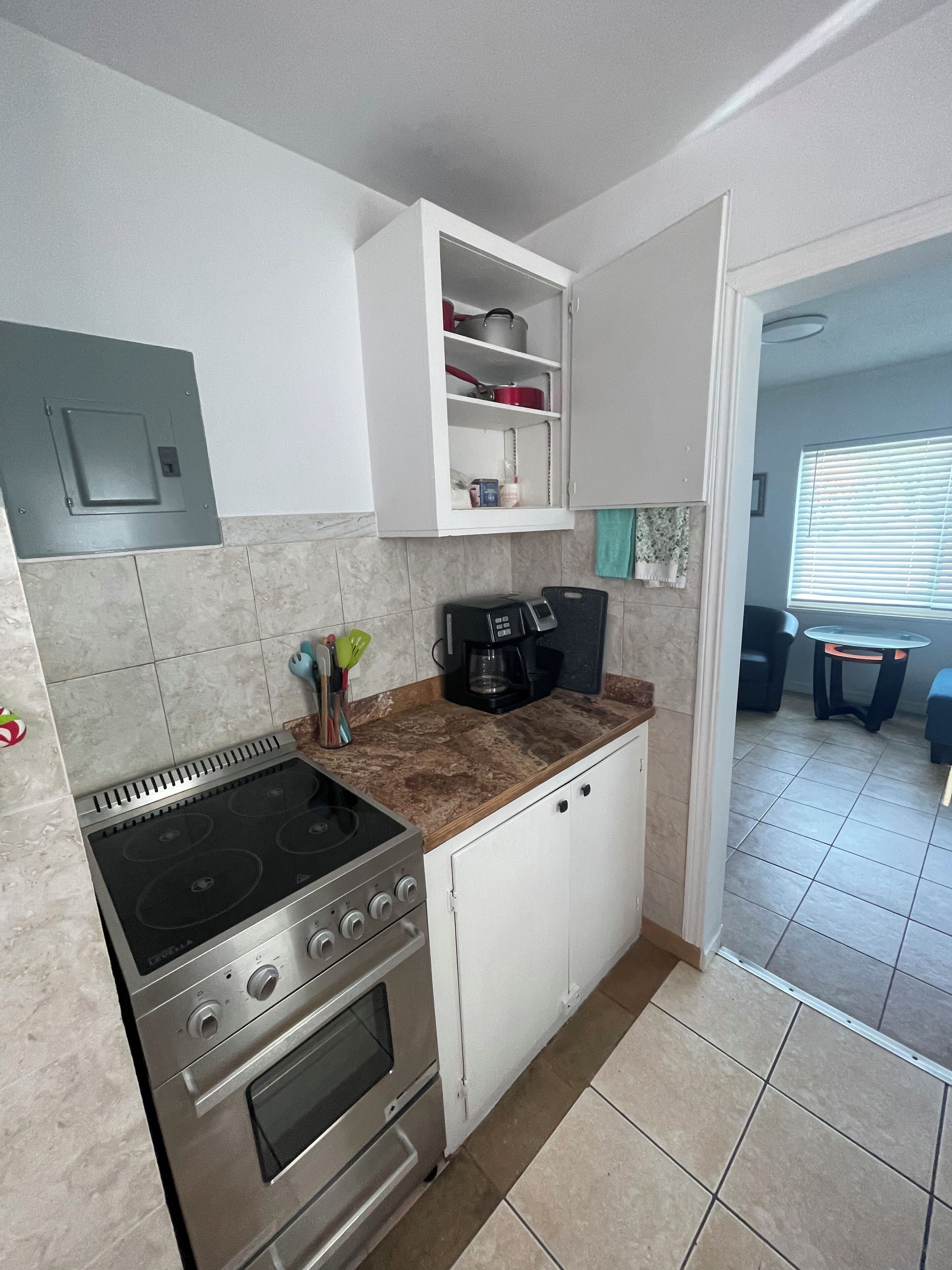 Een koelkast, een magnetron, een kookplaat