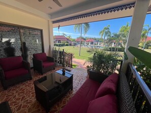 Terrace/patio - Charming 2-bedroom villa in lovely Tambon Klaeng with WiFi, AC. Near the beach. (Tambon Klaeng)