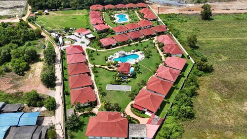 Charming 2-bedroom villa in lovely Tambon Klaeng with WiFi, AC. Near the beach.